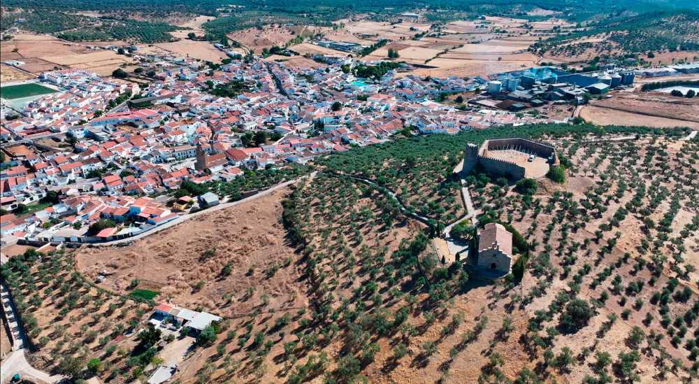 Vista aérea de la Ermita de San Juan Bautista y la localidad de Alanís