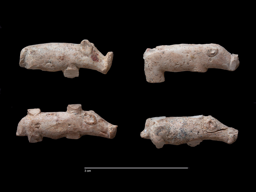 Figuras zoomorfas de cerdos talladas en marfil